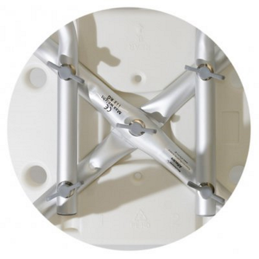 2-καρέκλα-μπάνιου-με-πλάτη-ac-382 Η Καρέκλα Μπάνιου Με Πλάτη AC–382 είναι κατασκευασμένη από αλουμίνιο και διαθέτει αντιολισθιτικά υποπόδια